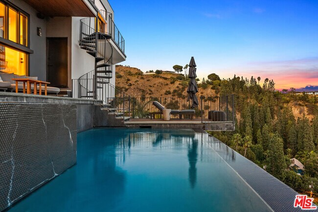 Building Photo - 8425 Hillside Ave