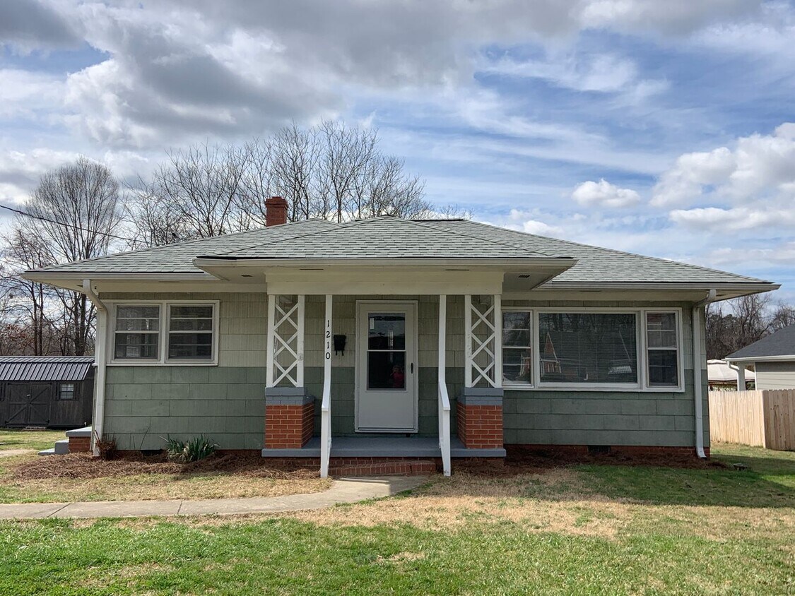 Primary Photo - 2 Bedroom, 1 Bath Home