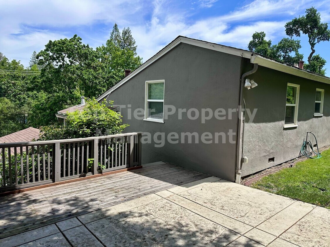 Foto del edificio - Very Charming, updated 2 Bd/1 Ba, 1178 sf Single-Family House in Lafayette available for Lease!