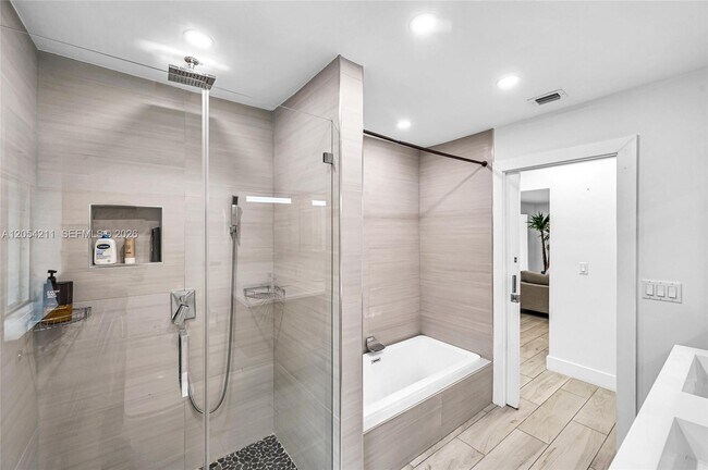 Foto del edificio - 1080 NE 104th St