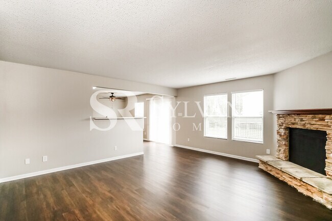 Building Photo - Your dream home awaits