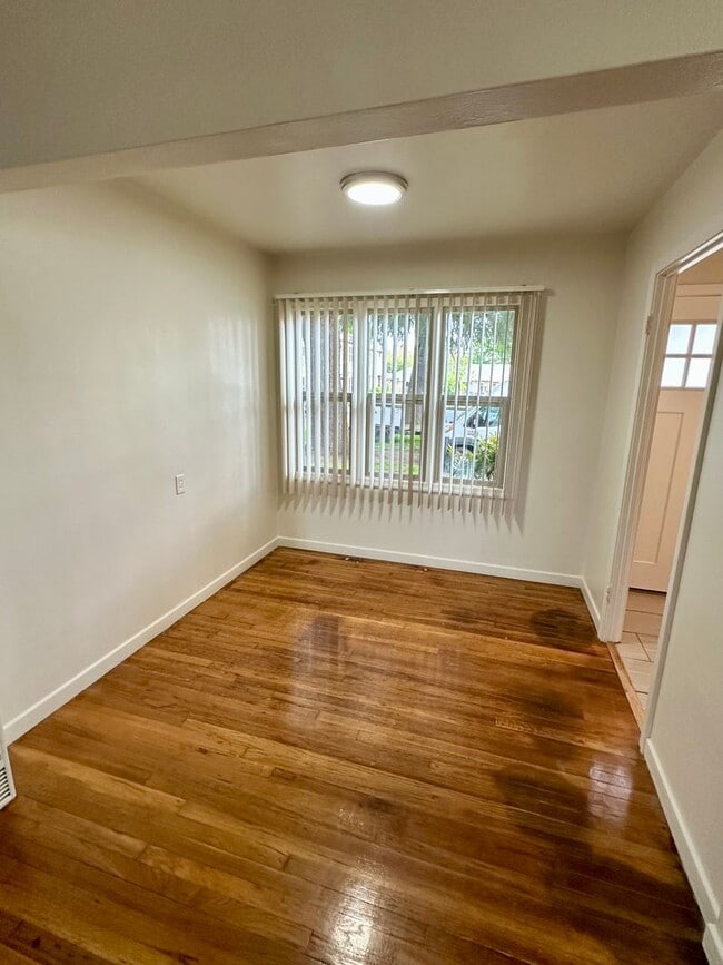 Building Photo - 1/2 Off 2nd Month's Rent