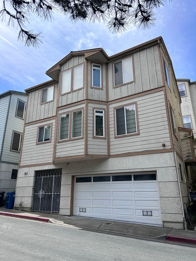 Building Photo - 126 Serra Ln