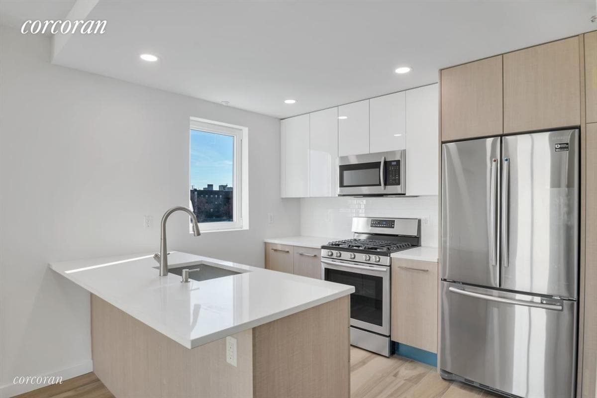 Primary Photo - 1329 E 13th St