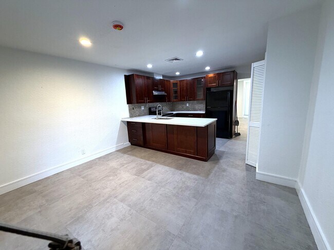 Building Photo - 4019 Woodside Dr