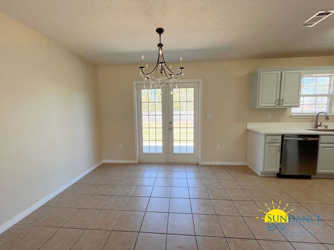 Building Photo - Charming 3-Bedroom Home in Crestview Near ...