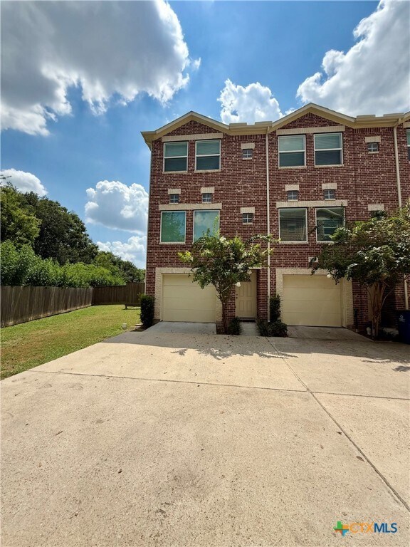 Foto principal - 8705 Bryam St