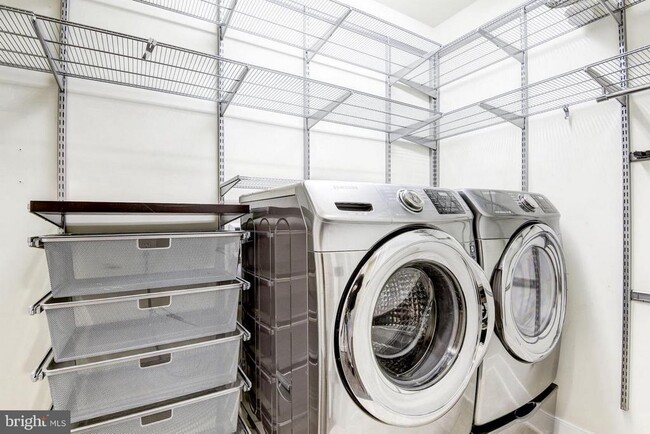 Building Photo - 9523 Bastille St