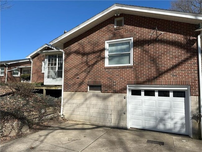 Building Photo - 728 N Pike Rd