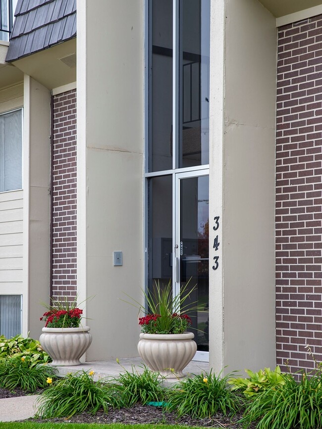 Building Photo - 78th Place