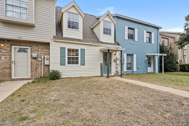 Front - 8426 Williamsburg Cir