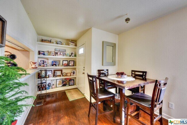 Building Photo - 460 Comal Ave