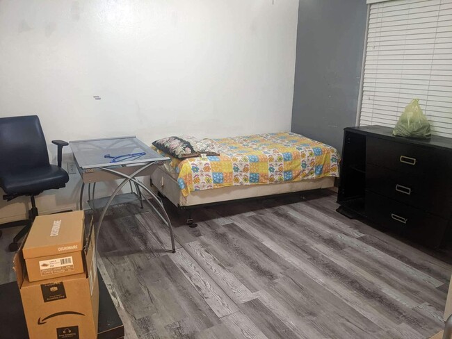 Foto del edificio - Fully Furnished Spacious Room for Rent in ...