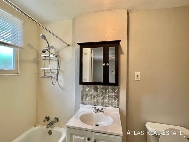 Building Photo - 218 W Cheyenne Rd