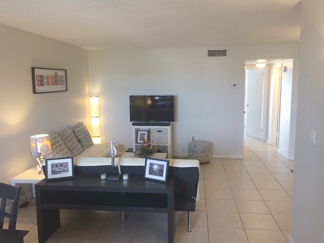 Building Photo - Spacious 1 Bedroom/1,5 Bathroom furnished ...