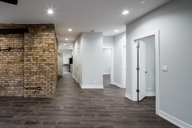 Building Photo - 1058 W Glenlake Ave