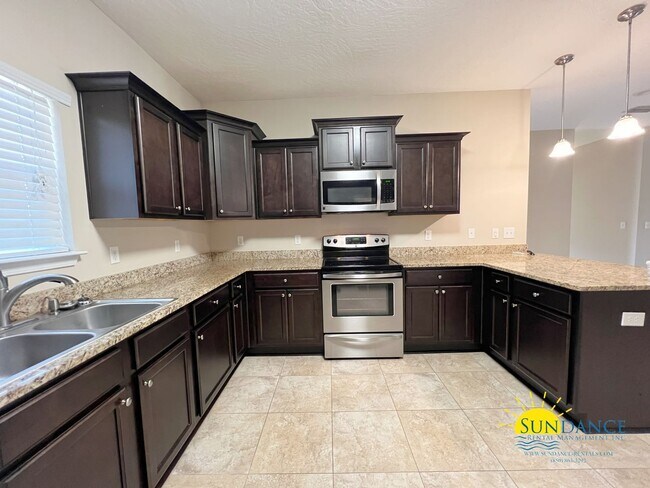 Building Photo - 3 Bedroom Home in Mary Esther near Hurlbur...
