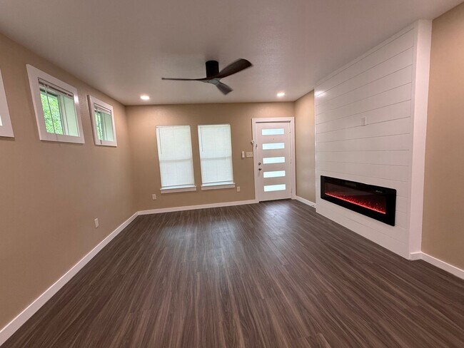 Foto del edificio - 717-719 Augusta Ave