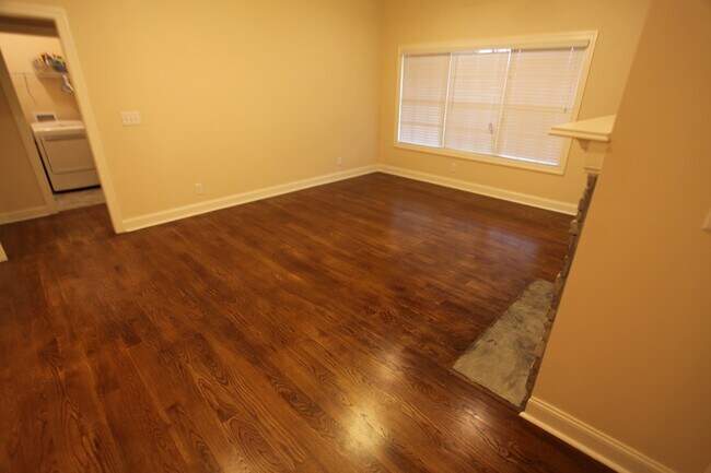 Building Photo - 3bed/2bath Residential House Available Soon!