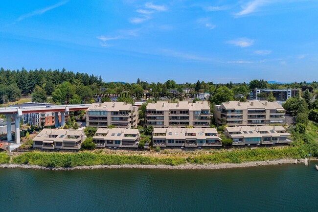 Building Photo - Stunning Riverfront Townhome in Sellwood