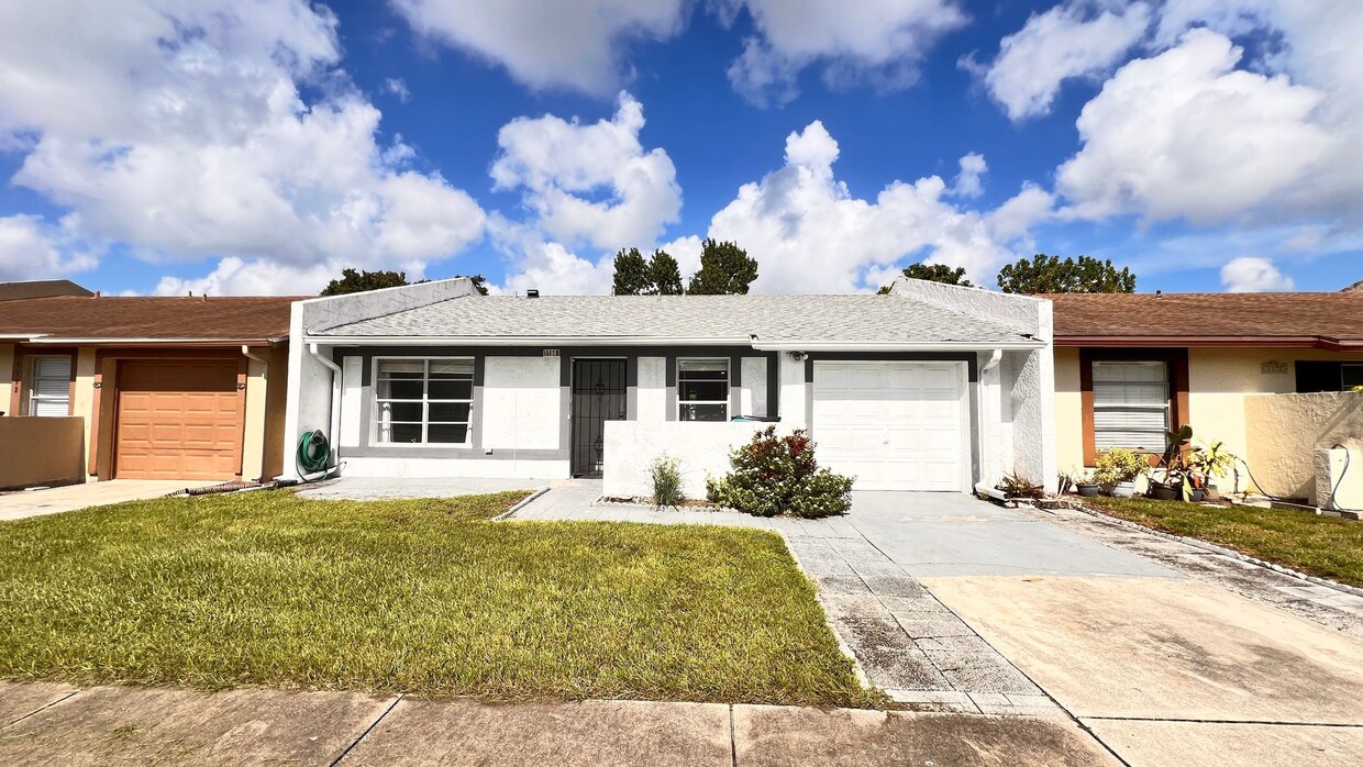 Foto principal - Beautiful 3BR/2BA Home in Gated Villas of ...