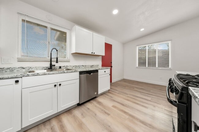 Foto del edificio - 6412 Stoneman Dr