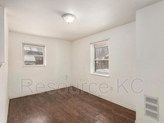 Foto del edificio - 715 S Northern Blvd