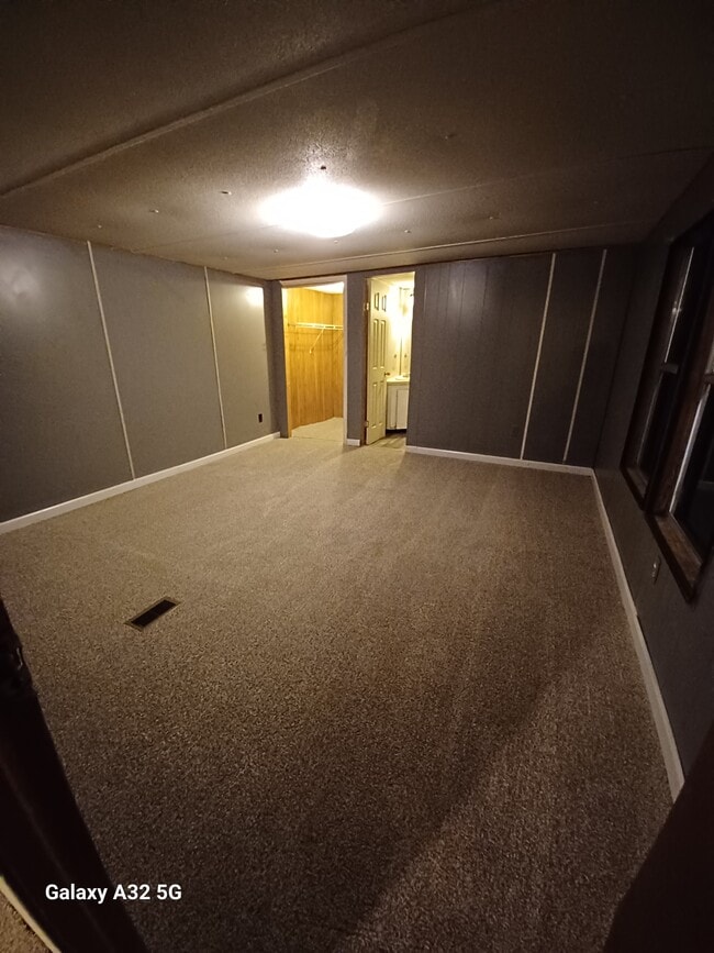 Building Photo - Small Rd Park