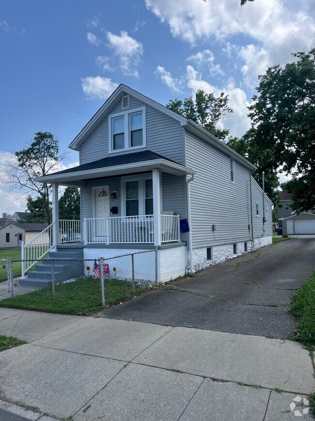 Building Photo - 339 Arch St