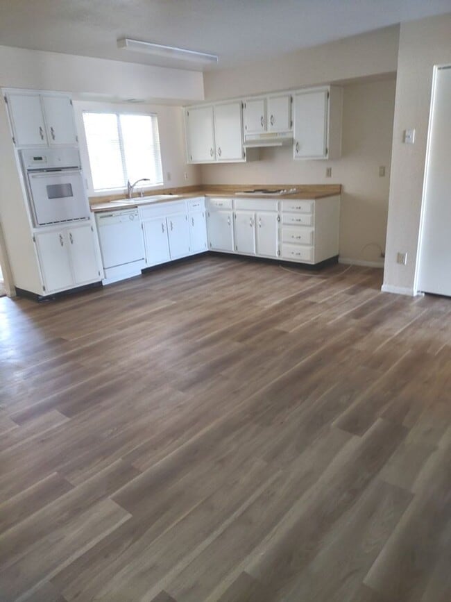 Building Photo - NO HOA- **NEW INTERIOR PAINT AND NEW FLOOR...
