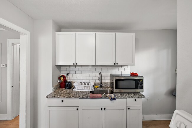 Foto del edificio - 15716 Cherrylawn St