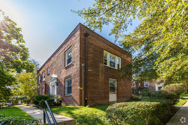 Building Photo - Parkway Village