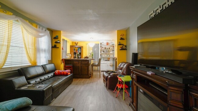 Building Photo - 115 E Due W Ave