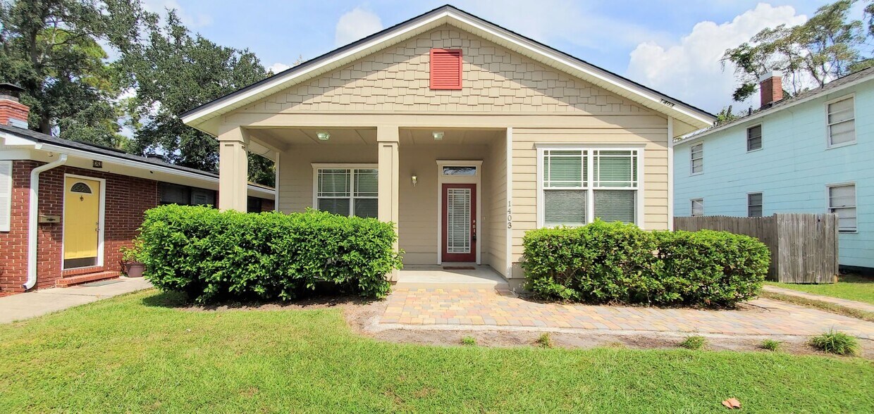 Primary Photo - Newer Construction in Avondale!