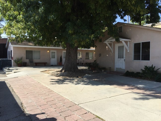 Foto del edificio - 5561-5567 Huntington Dr N