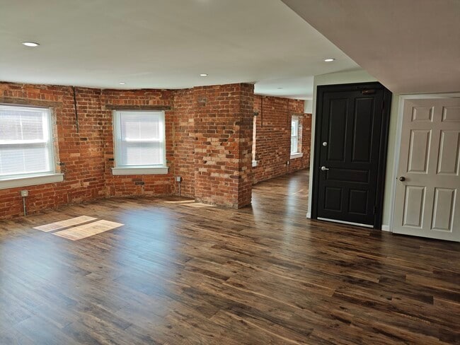 Living rm, bay windows - 836 York St