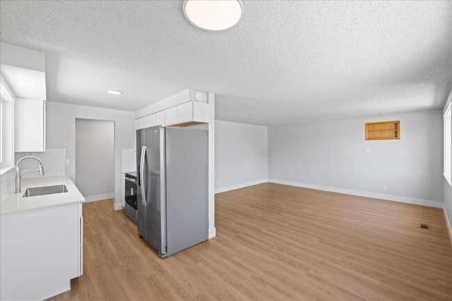 Building Photo - 1309 W Maple Ave