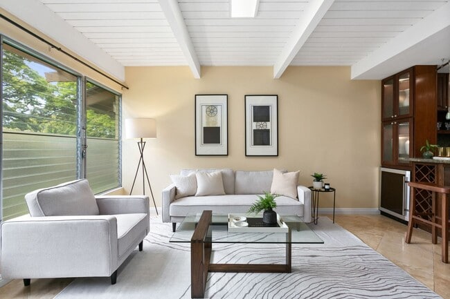 Building Photo - Kahala Tropic Gardens 2 bed 1.5 bath Fully...