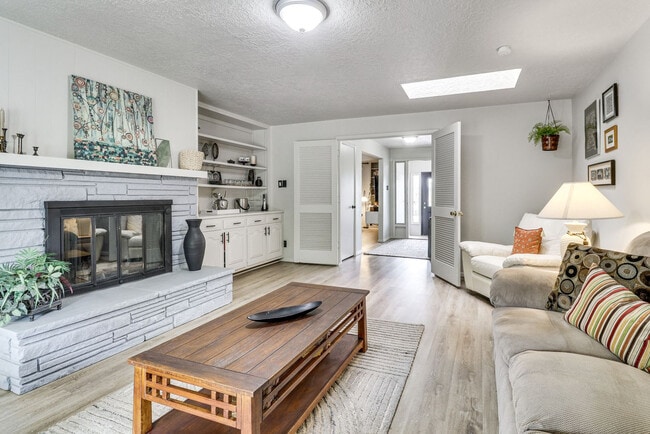 Building Photo - 3907 Solano Pl NE