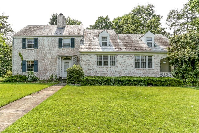 Foto del edificio - 4 bedroom, 2.5 bathroom home in Camp Hill