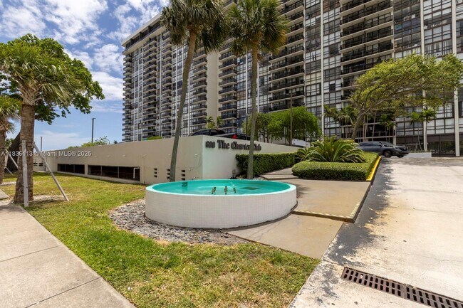 Foto del edificio - 600 NE 36th St