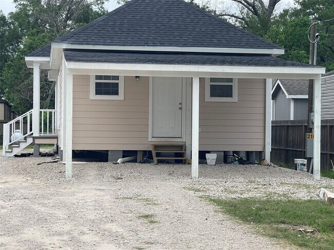 Building Photo - 21878 Russell Dr