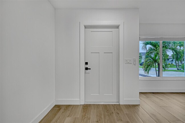 Building Photo - 416 W Mango St