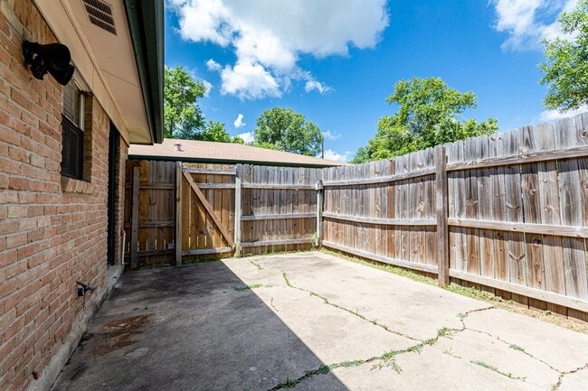 Foto del edificio - 3004 Pecan Springs Rd