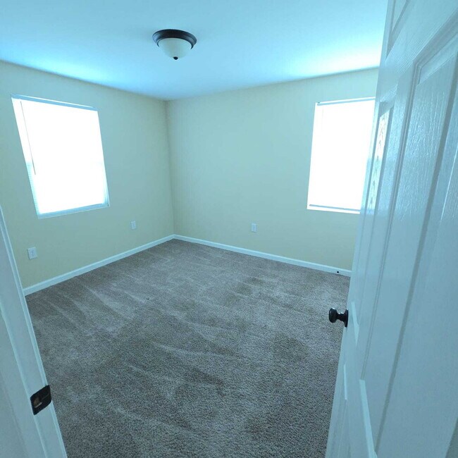 Building Photo - "Charming 2-Bedroom Duplex Retreat in Macon – Your Perfect Home Awaits on Woodard Avenue!"