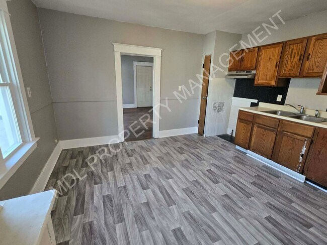Building Photo - 2 Bed / 1 Bath House in Saginaw