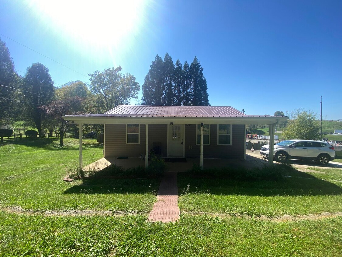 Primary Photo - 2 bed and 2 bath house with garage and par...