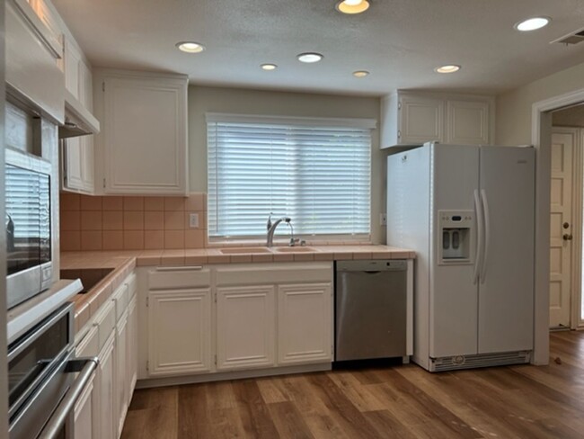 Building Photo - Very Spacious 2 Story 3/2.5 Townhome Locat...