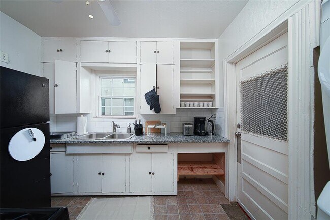 Building Photo - 2501 Truxillo St