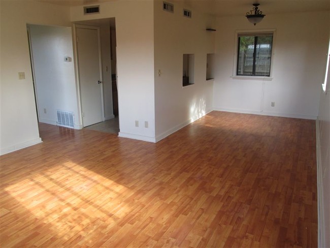 Building Photo - 623 Saint Marys Dr